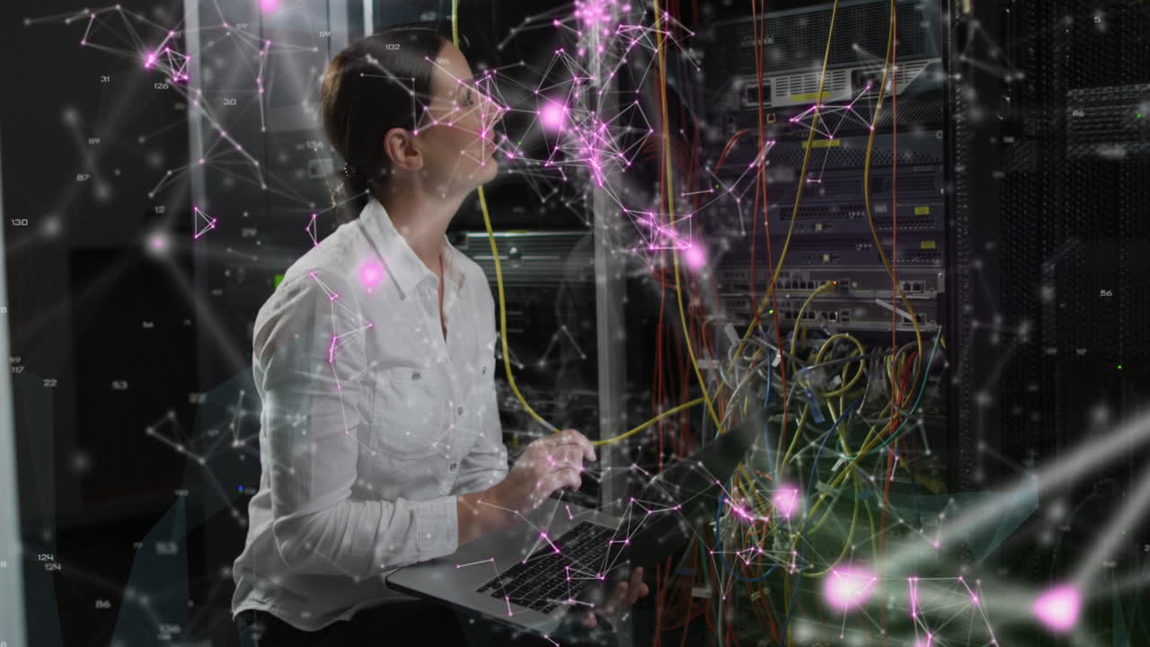 animación de código qr sobre una trabajadora caucásica en la sala del servidor