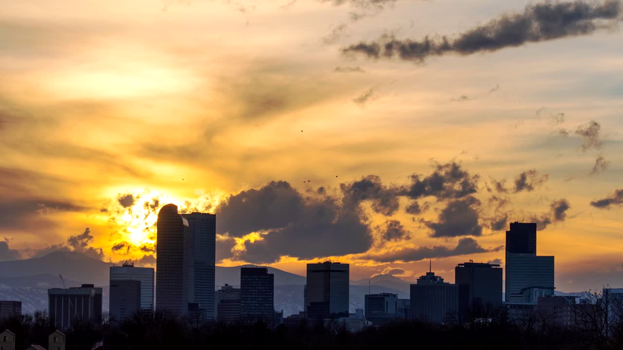 lapso de tiempo de las nubes durante la puesta de sol sobre el horizonte en denver, colorado