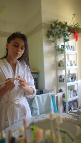 mujer preparándose en un baño