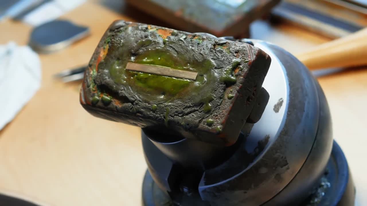 작업실 에서 장비 를 들고 있는 장인 여자