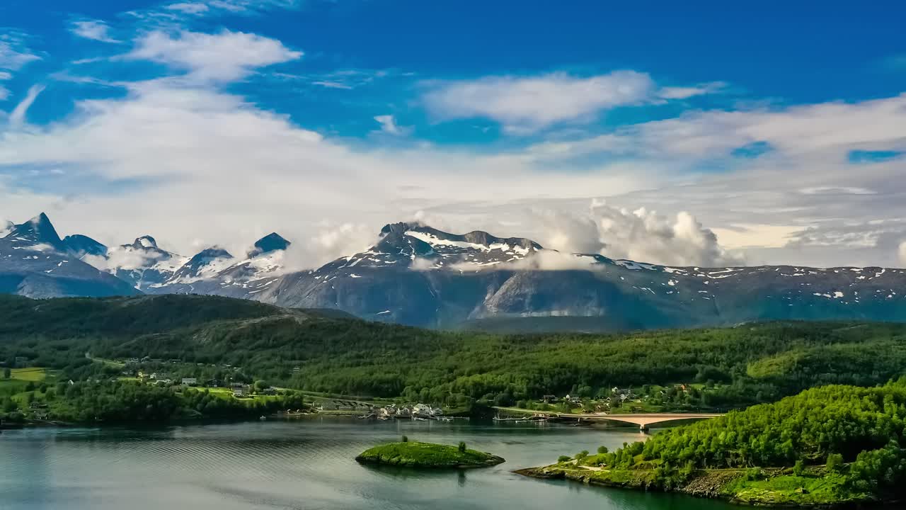 Bellissimo paesaggio naturale norvegese. Vortici del maelstrom di Saltstraumen, Nordland, Norvegia.