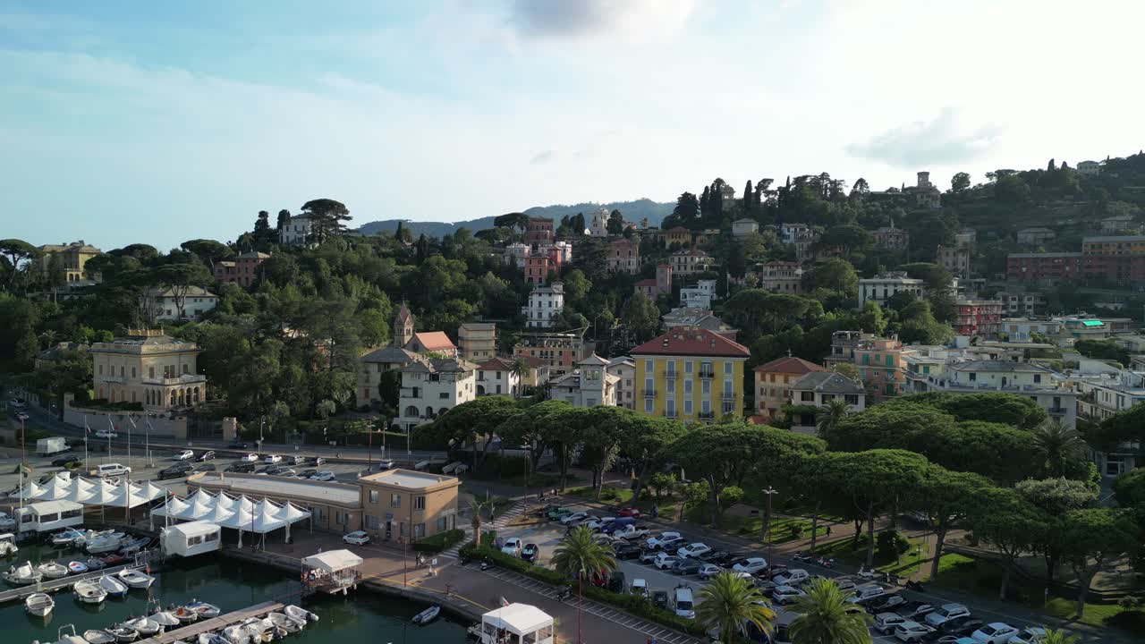 una vista aérea sobre la marina y la ciudad en las colinas, verano en rapallo, italia