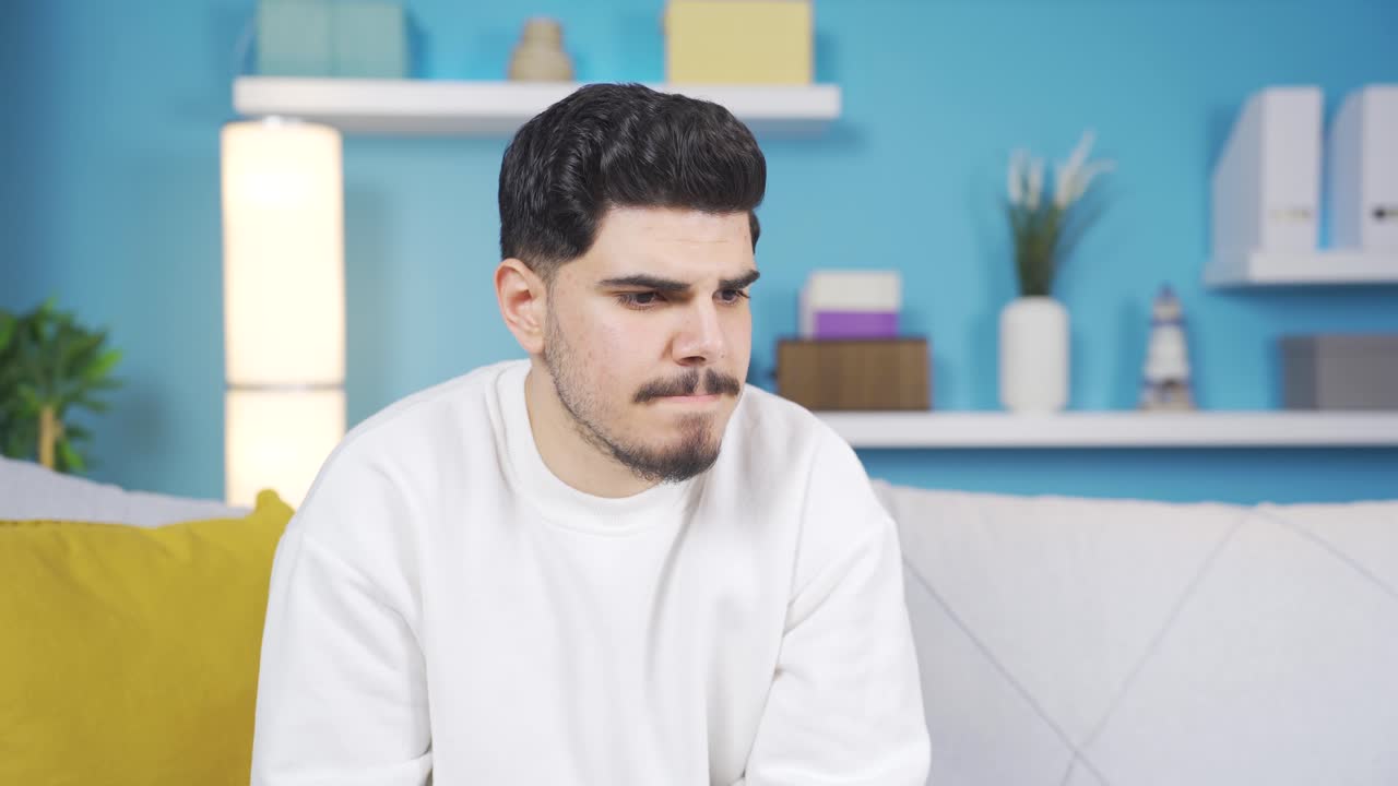 나쁜 기억을 떠올리는 젊은이.