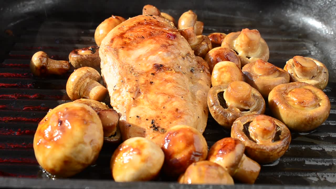 Friggiamo i funghi con il pollo sulla griglia. Prepariamo un piatto.