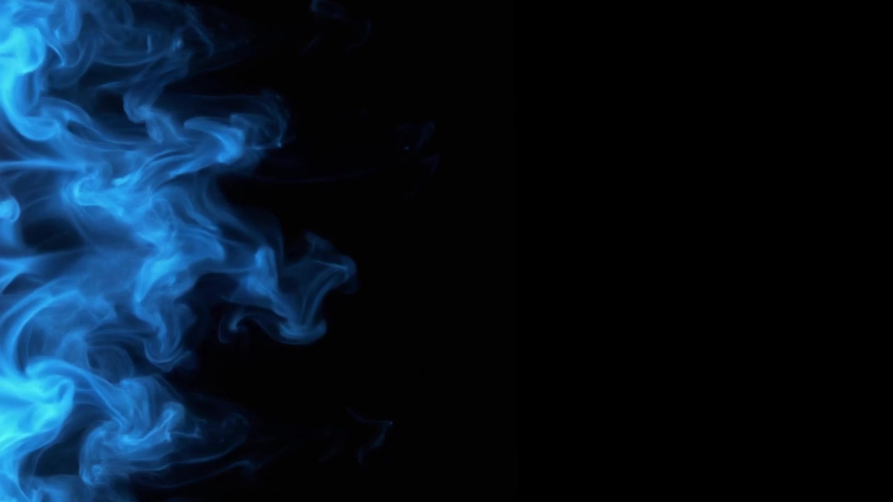 Abstract Fumo blu che si alza su uno sfondo nero