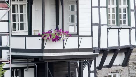 Schönes-Altes-Deutsches-Traditionelles-Haus-Mit-Blume-Im-Balkon-In-Monchau-1