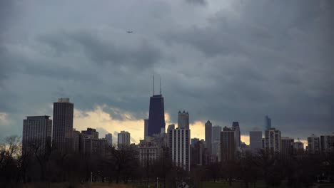 Airplane-flying-over-the-Chicago-skyline