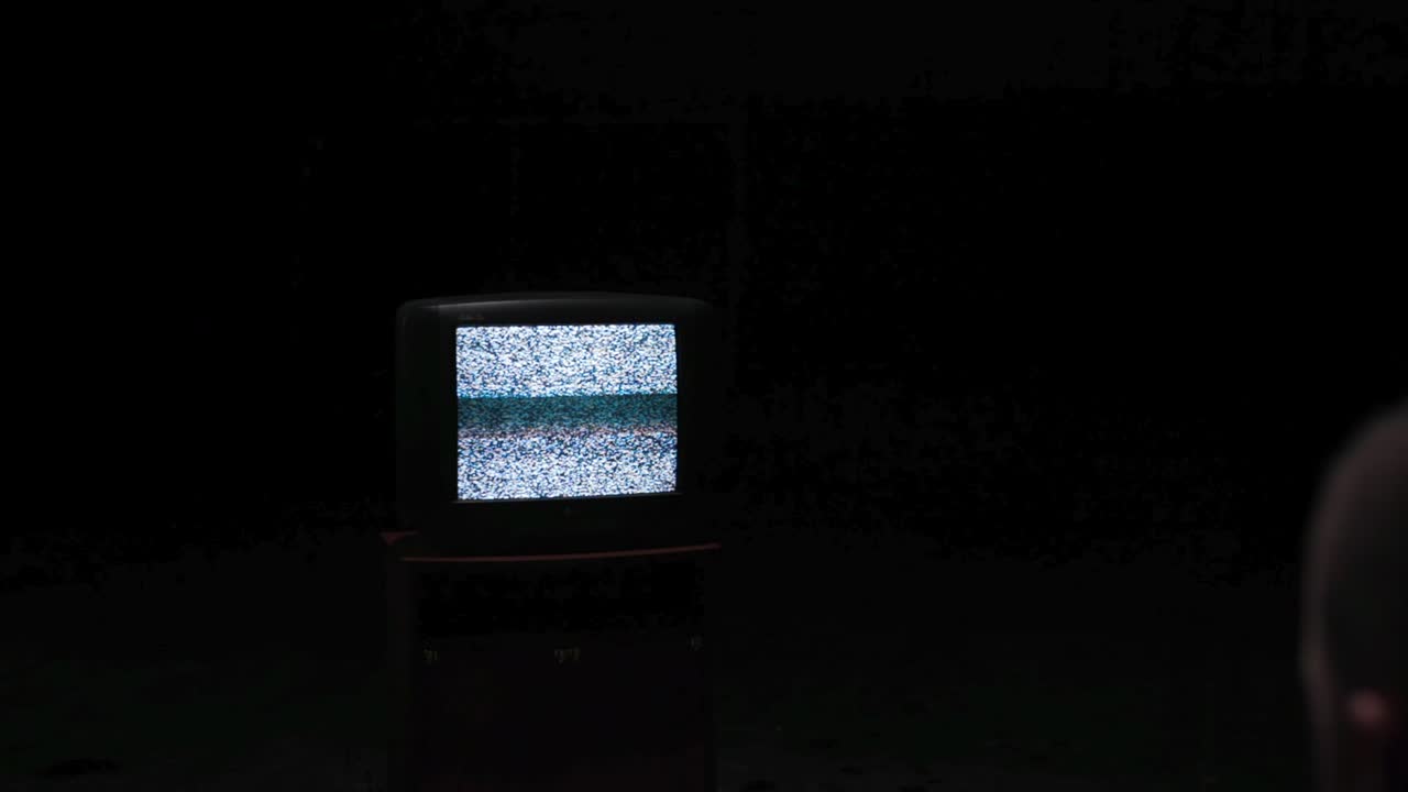 정적 및 사람과 함께 빈티지 tv