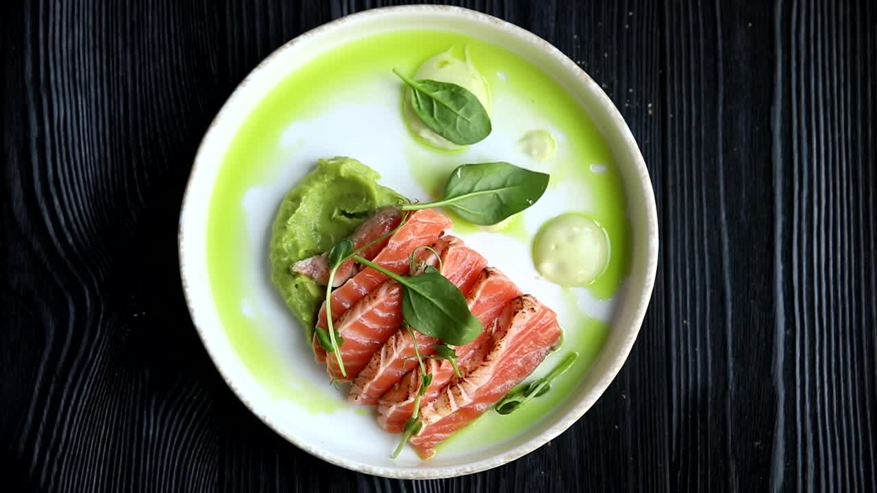 아보카도와 스파나치와 함께 우아한 연어 사시미