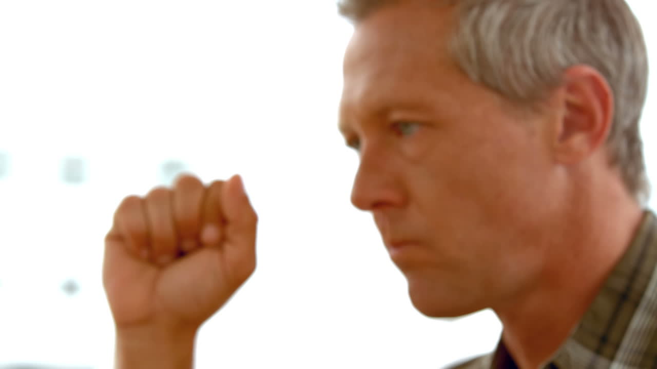 커피를 마시는 잘생긴 사업가