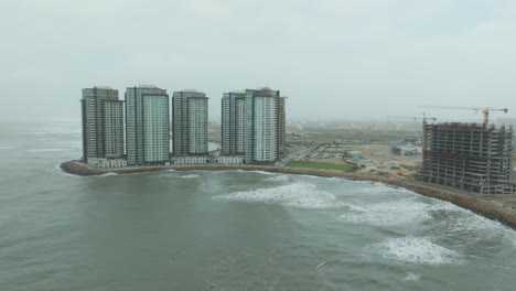 olas marinas rompiendo durante el ciclón biparjoy, marea alta y clima extremo, pakistán