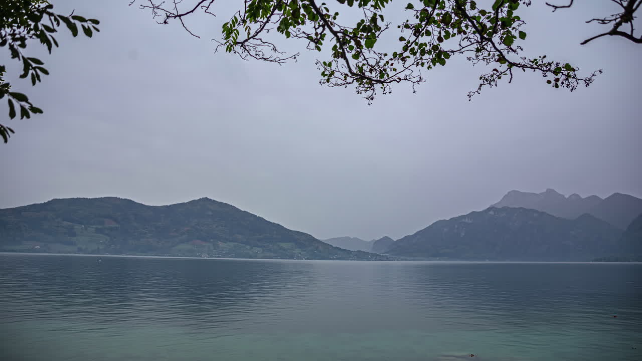 오스트리아의 흐린 날에 아터시 호수의 타임스
