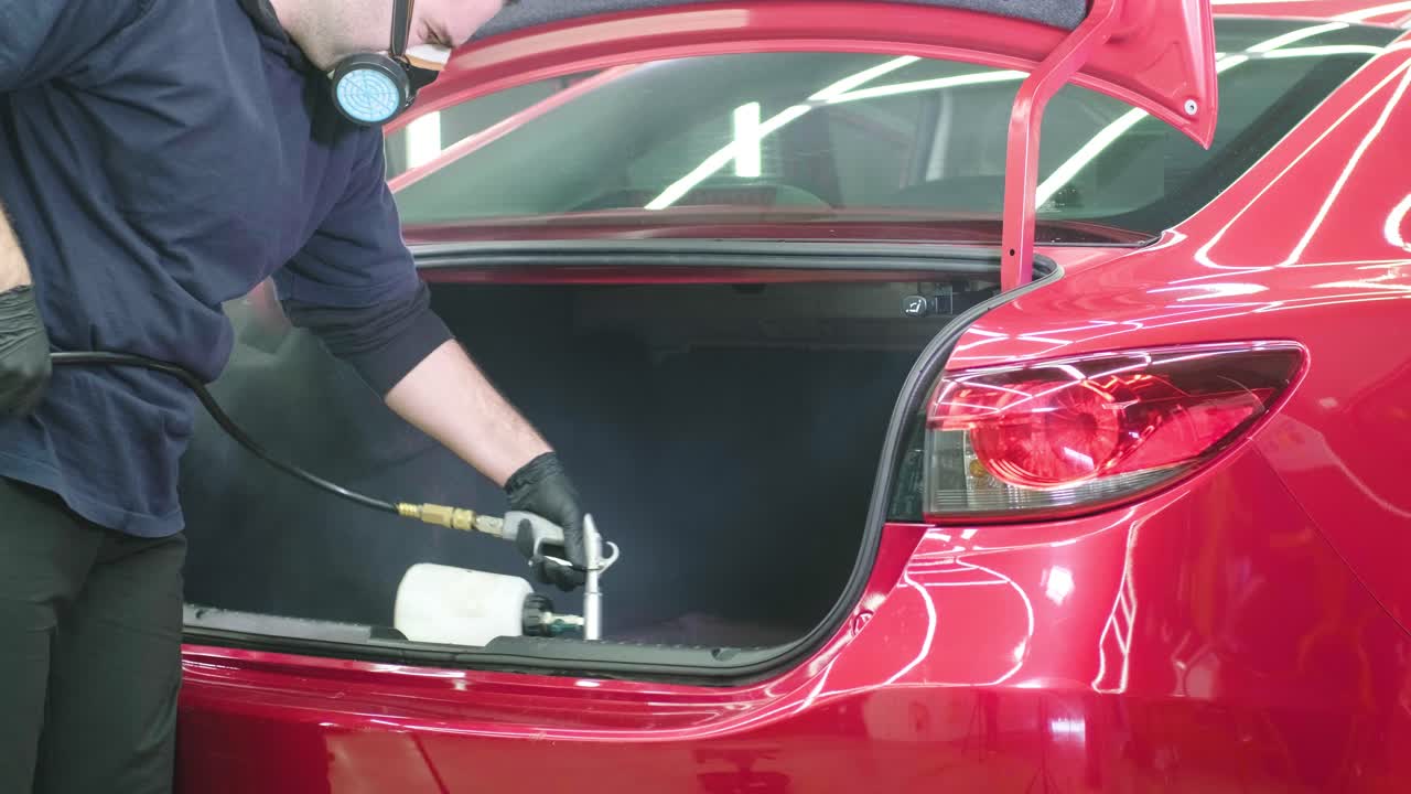 전문적인 자동차 청소. 샤워. 인테리어 세부 사항. 자동차 인테리어를 건조 청소 및 세부 사항; 깊은 좌석 청소; 자동차 세탁에서 거품을 는; 먼지에서 자동차 패널을 청소하는; 진공청소기