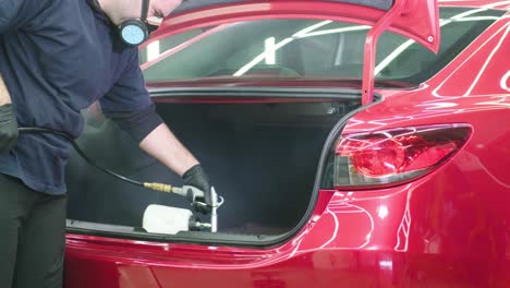 limpieza profesional de automóviles. lavado de sars. detalles interiores. limpieza en seco y detalles del interior de un automóvil. limpeza profunda de asientos. limpeza de espuma en el lavado de automóviles; limpieza del panel del automóvil del polvo. una aspiradora