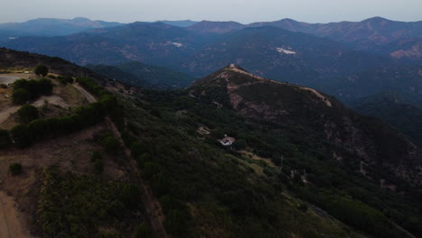 rancho en lo alto de una montaña en pico de los reales en estepona, españa