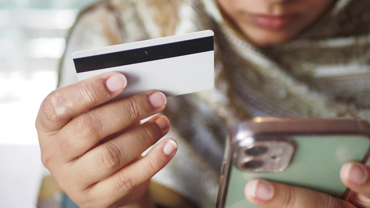 mujer pagando en línea con tarjeta de crédito