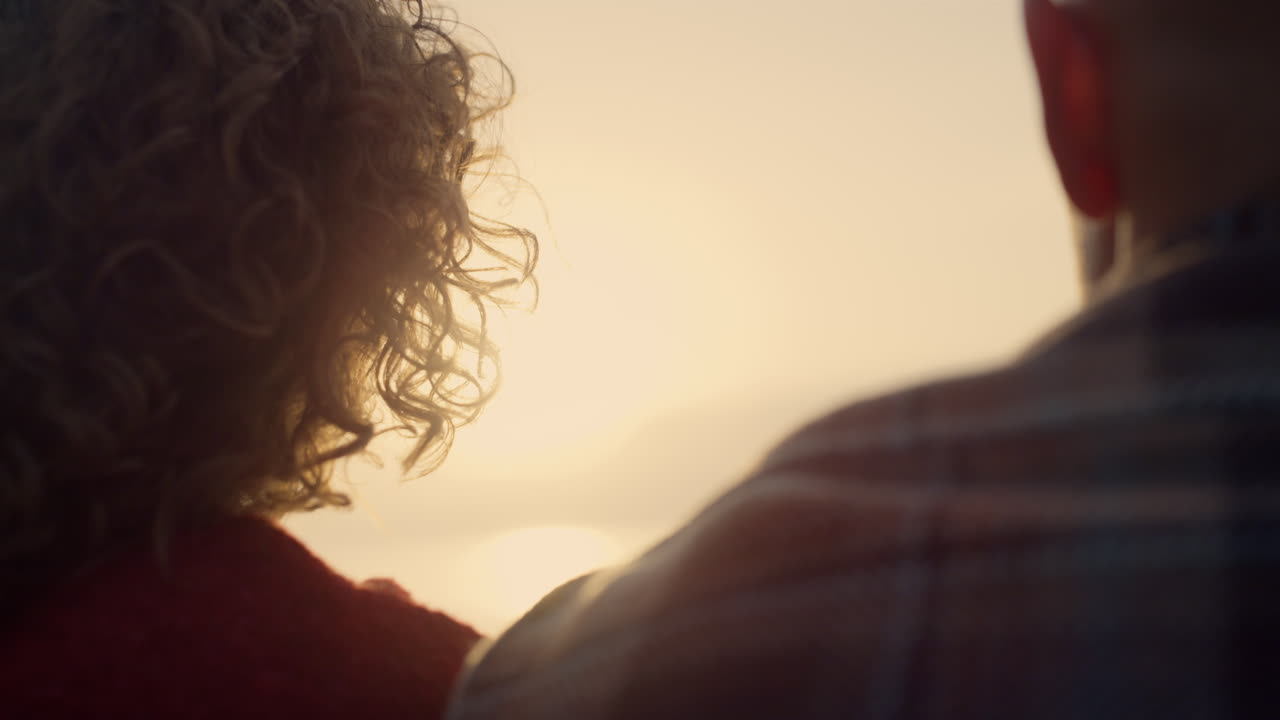 ein romantisches paar verbringt zeit am sonnenaufgang. schöne frau und mann sehen nach sonnenuntergang aus.