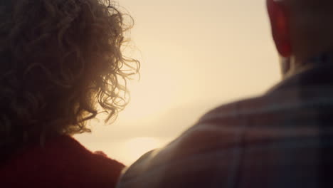 una pareja romántica pasando el tiempo al amanecer. una hermosa mujer y un hombre mirando la puesta de sol.