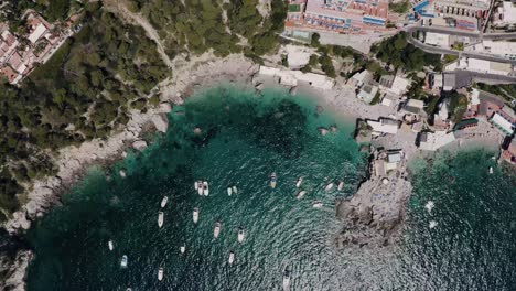 Top-down-view-of-Spiaggia-di-Marina-Piccola-in-Capri,-Italy