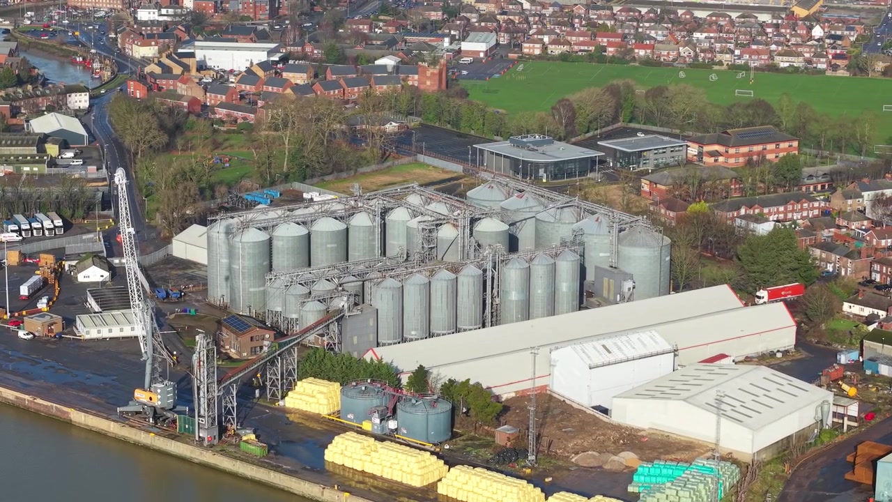 Luftaufnahme von riesigen landwirtschaftlichen Lagersilos am Binnenhafen in Boston, UK.
