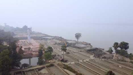 la industria del ladrillo se desarrolló alrededor del suelo aluvial a lo largo del río ganga