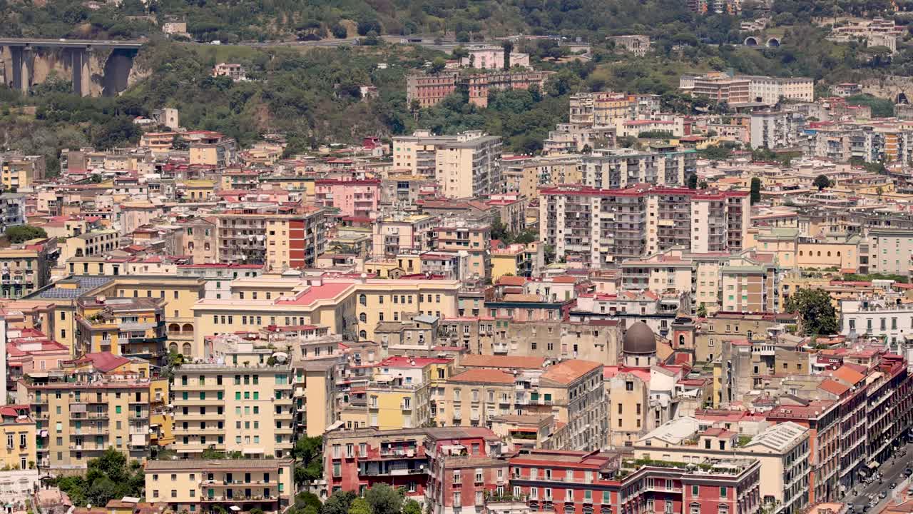 나폴리 의 건물 과 풍경 을 공중 에서 볼 수 있다