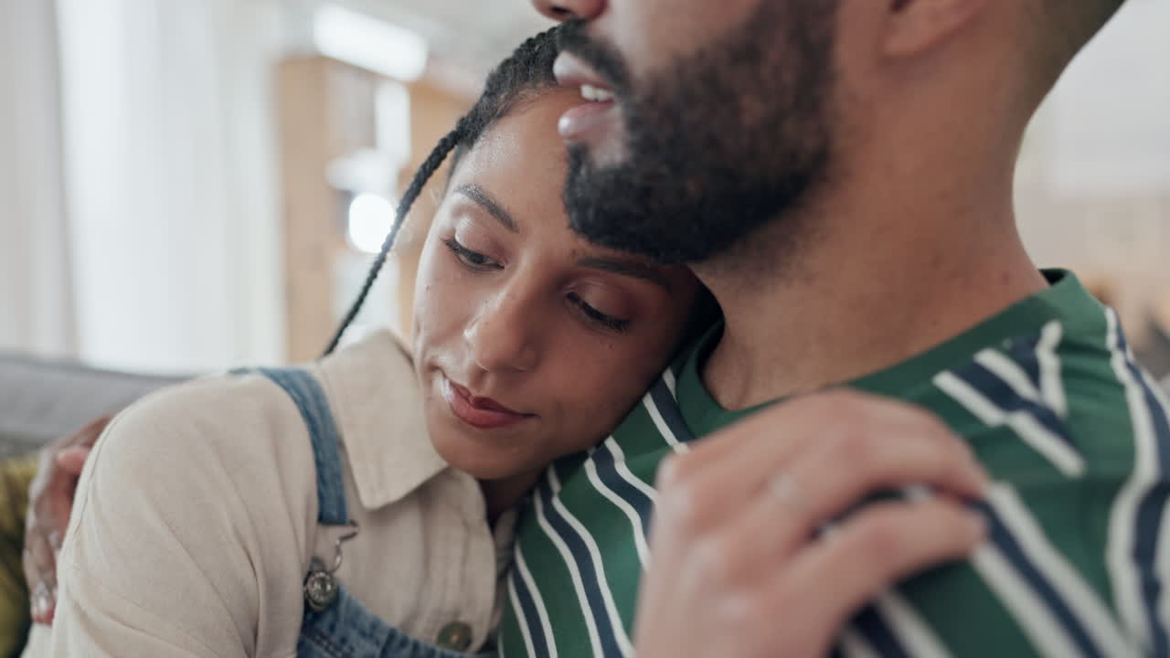 Amore, abbraccio e volto di coppia affiatata