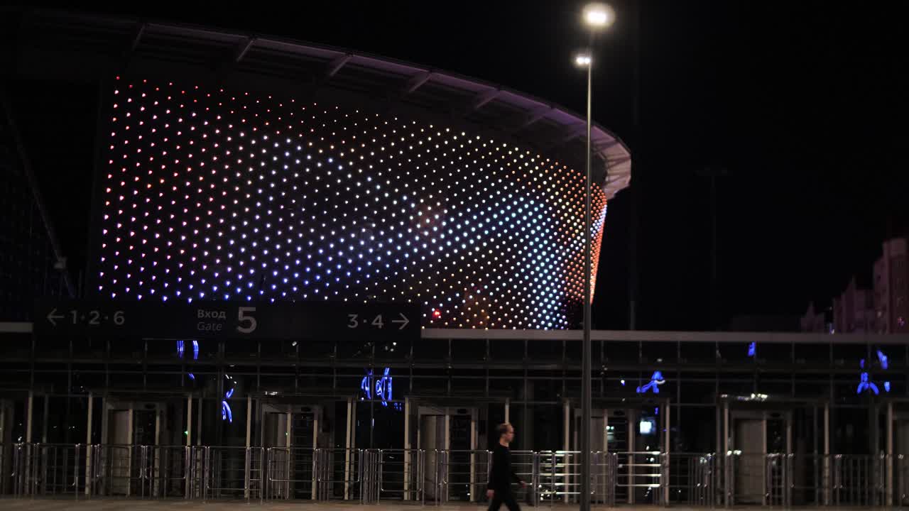 다채로운 리드 전면 을 가진 경기장 의 야간 전망