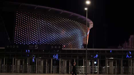vista nocturna de un estadio con una fachada colorida