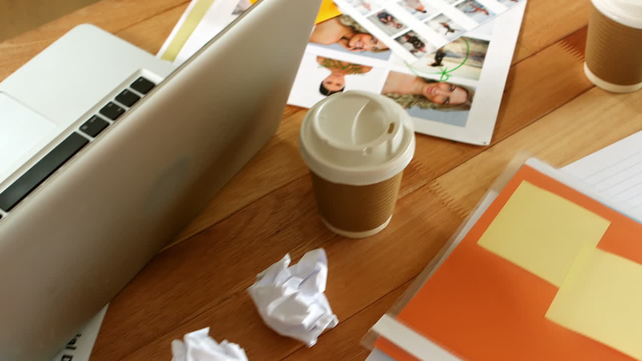 lugar de trabajo con materiales