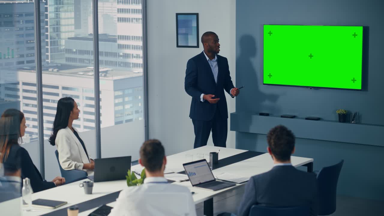 reunión en una sala de conferencias de oficina diversa: un gerente de proyecto masculino negro exitoso utiliza una pantalla verde para presentar el producto a un grupo de inversores. estrategia de comercio electrónico.