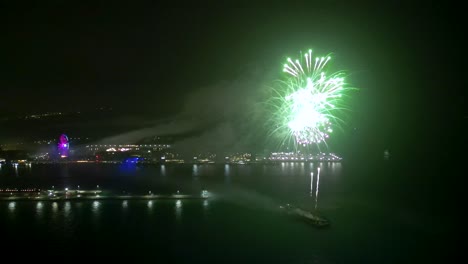 hermosos fuegos artificiales brillantes lanzados desde una barcaza