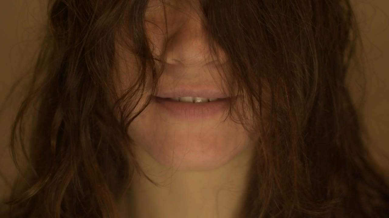 Giovane donna, ragazza che fa smorfie con la bocca.