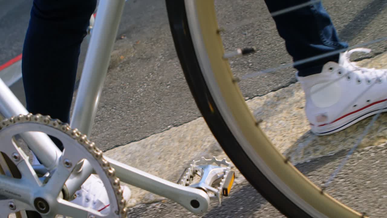 도시 에서 자전거 를 타고  ⁇ 고 있는 여자 4k