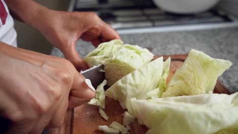 Cortar-Repollo-Blanco-Con-Un-Cuchillo-Afilado