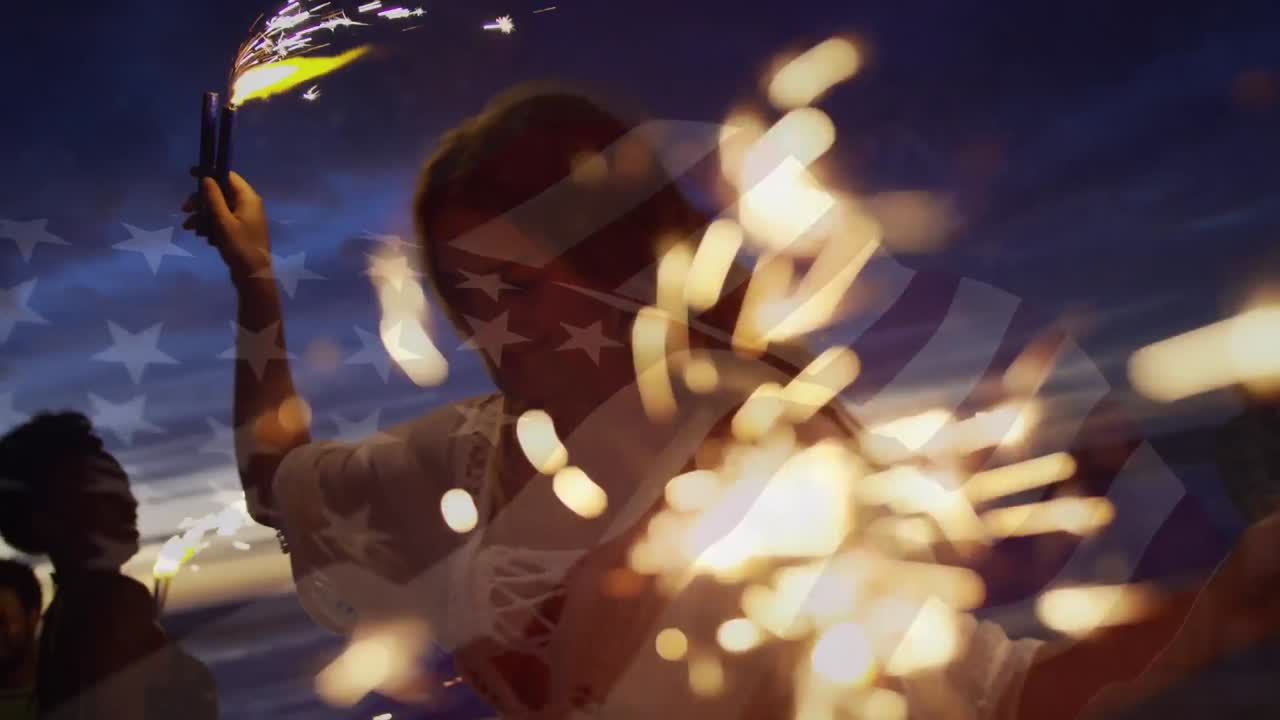 animación de ondear la bandera de los estados unidos sobre un grupo de amigos diversos en la playa