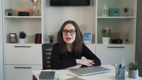 The-young-woman-emotionally-is-telling-directly-to-the-camera,-gestures-with-her-hands,-raises-her-voice,-and-shows-her-dissatisfaction