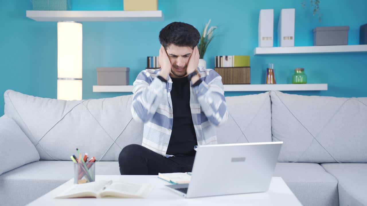 화난 젊은이가 미쳐서 스트레스를 받습니다.