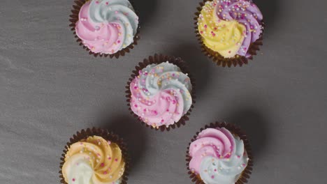 disparo de arriba hacia abajo de algunos cupcakes giratorios