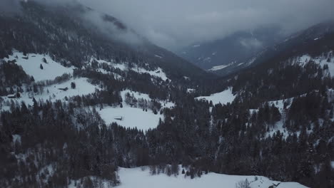 Luftaufnahme-Einer-Verschneiten-Berglandschaft-Mit-Einer-Drohne