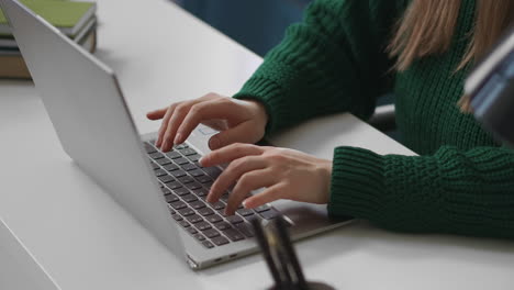 Trabajador-Independiente-Está-Trabajando-Con-Una-Computadora-Portátil,-Una-Mujer-Está-Escribiendo-En-El-Teclado,-Vista-De-Primer-Plano-De-Las-Manos,-Secretaria,-Programadora-O-Gerente-En-La-Oficina