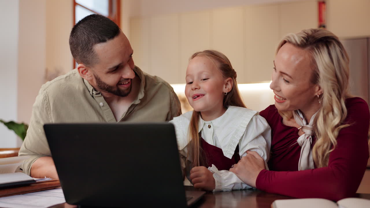 Famiglia che impara online insieme