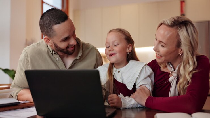 Famiglia che impara online insieme
