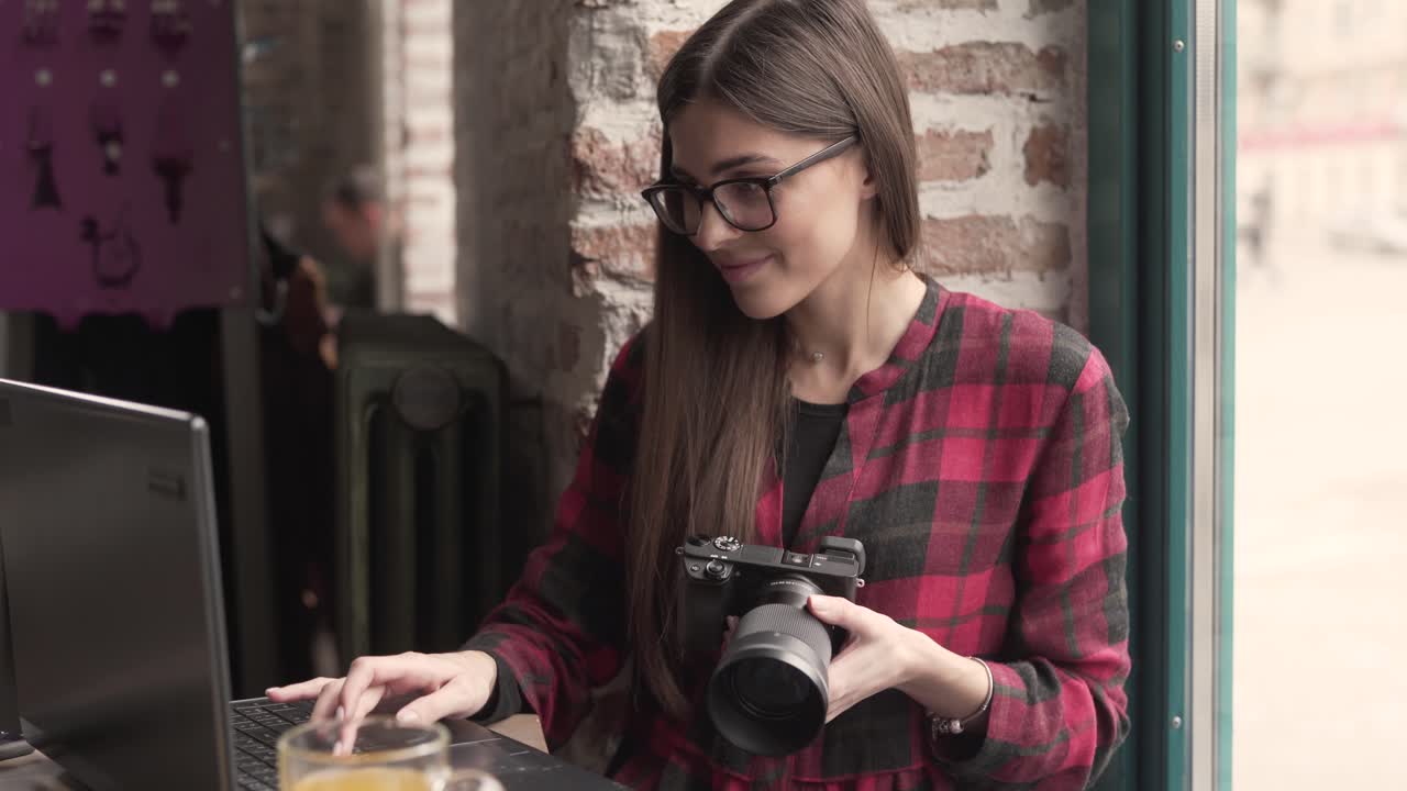 Donna che rivede le foto sul display della fotocamera