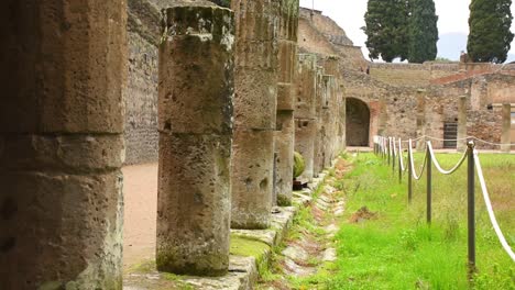 Ruins-of-famous-Pompeii-city,-Italy