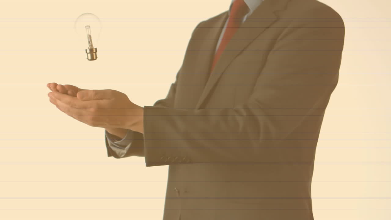 밝은 오렌지색 배경 에 전구 를 던지고 잡는 사업가 의 애니메이션