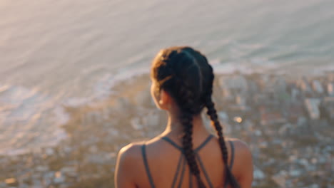 mujer en la cima de la montaña mirando la vista del océano al atardecer niña de pie en el borde del acantilado disfrutando de la libertad de viaje