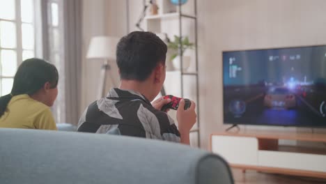 pareja jugando videojuegos en casa