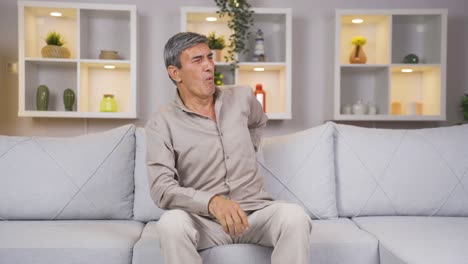 un anciano con dolor de espalda y hernia.