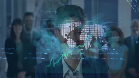 procesamiento de datos del mercado de valores sobre un mapa del mundo contra el retrato de diversos empresarios sonrientes